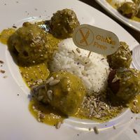 Vegane Bällchen mit Currysauce im Reisbett.  at Anchoita del Pana in Malaga