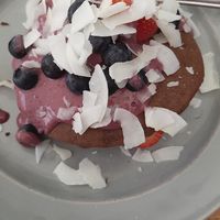 Panqueca de Cacau com morangos e mirtilhos at Greenstore4u  in Vila Verde