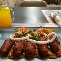 Vegan Ćevapčići with „fried“ sweet potato which was rather steamed but very delicious on some sauce made from grilled veggies I assume (+ ginger-turmeric lemonade 🤪)  at Nishta in Dubrovnik