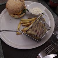 burger with fries (nouveaux fermiers) at Délices Veggies in Metz