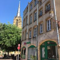 Schöne Terrasse unter Bäumen   at Délices Veggies in Metz