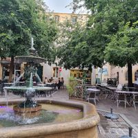 Large outdoor seating at Délices Veggies in Metz