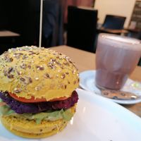 Forget Meat Burger (10,90€) and hot chocolate at Délices Veggies in Metz