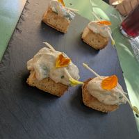 Mises en bouche avec fraismage at Délices Veggies in Metz