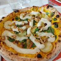Pizza con crema di zucca, patate e mozzarella vegana. Dicembre 2023, buonissima! at Farina & Co in Bergamo