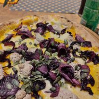 Pizza con crema di zucca, mozzarella veg, radicchio caramellato, ricotta di anacardi e semi di zucca at Farina & Co in Bergamo