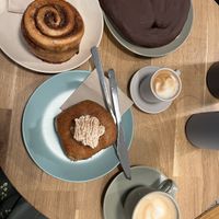Rollito de canela, palmera de chocolate, chai mascarpone donut, latte y cortado  at Delish Vegan Doughnuts in Madrid