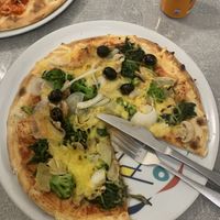 Pizza Veggi mit extra Oliven und Artichoke   at Multi Kulti in Marburg