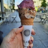 Crumbles, pralinato & mirtillo nero, sambuco, limone at Gelateria La Romana in Bergamo