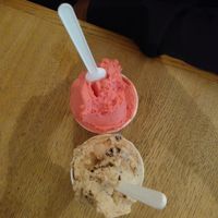 Vegan strawberry and Praline Crumbles with almond (super good!) at Gelateria La Romana in Bergamo
