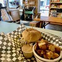 "Pulled Pork" végé et patates rissolées. 👌🏽  at Depanneur Le Pick Up in Montreal