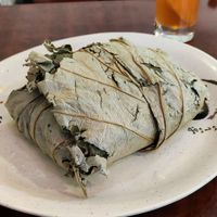 Riz gluant au "poulet" dans une feuille de lotus chataignes, haricot blanc, "poulet" vegan at Bodhi Vegan in Paris