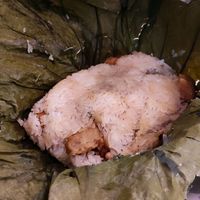 Riz gluant au "poulet" dans une feuille de lotus chataignes, haricot blanc, "poulet" vegan at Bodhi Vegan in Paris