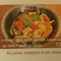 "Poulet", "porc", "bœuf", "poisson" ou "seiche" sauté au basilic (toutes les "viandes" ou "poisson" sont des imitations à base de SOJA) at Bodhi Vegan in Paris