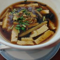 Antipasto a scelta dal menù fisso: potage pékinois (zuppa agropiccante cinese con funghi neri, vermicelli di soia, germogli di bambù, tofu e proteine di soia) at Bodhi Vegan in Paris