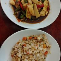 Piatto principale: tofu saltato al basilico con verdure in salsa di soia; contorno: riso alla cantonese con tofu e prosciutto veg at Bodhi Vegan in Paris