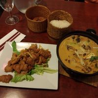 "Poulet" au gingembre, riz collant et marmite de "bœuf" at Bodhi Vegan in Paris