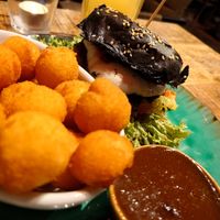 Preiselbeeren Mozzarella Burger mit Kroketten und Bratensauce at Bidges & Sons Reeperbahn in Hamburg