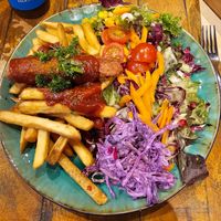 Currywurstteller, kleine Wurst, wenig Pommes, (zu) viel Salat? at Bidges & Sons Reeperbahn in Hamburg