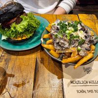 Mozzarella Burger  mit (zu) viel Salat, Barbarian Bavarian loaded fries at Bidges & Sons Reeperbahn in Hamburg