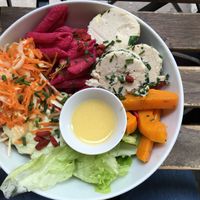 Plate of the day with pasta, vegetables and vegan cashew cheese at Le Labo in Lyon