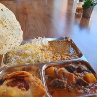 Reis, gemischte linsen, Auberginen, Kartoffeln, Samosa, papadam= 10€ at Maharaja Imbiss in Tubingen