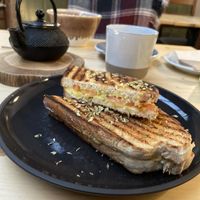 Tosta de queijo vegan e tomate at Terrarea in Matosinhos