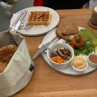 Möhrenbrunnenfrühstück und eine Waffel mit Zimtzucker  at Sturbock Cafe in Wurzburg