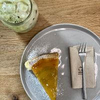 Matcha-Cake mit iced matcha at Sturbock Cafe in Wurzburg