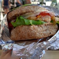 Бургер с тофу - мой кумир. Tofu burger is my favourite. at Rekalibracija Veganski in Novi Sad