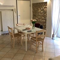 Kitchen and living room at Ohana Holidays in Moniga Del Garda