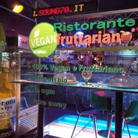 vetrina del Veganfruttariano at Veganfruttariano in Milan