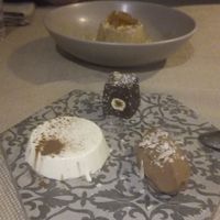 Tris di cioccolato e (dietro) panna cotta veg alla liquirizia at Ecosteria Parco Santi Angeli in Santi Angeli