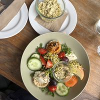 Tofu Scramble (sehr zu empfehlen!!) und „Bodenschatz“, dazu gab es noch einen Brotkorb, toll!  at Cafe Juli in Aachen