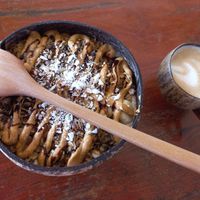 Snickers bowl & latte at Bom Bowls in Pai