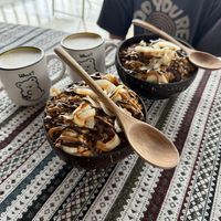 Snickers Bowl und Café mit Hafermilch  at Bom Bowls in Pai
