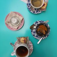 Té,  café y dulce de chocolate negro y naranja at Blu Cafe in Santiago De Compostela