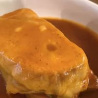Francesinha sem glúten  #Veganuary at O Porto dos Gatos in Porto