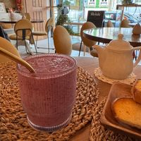 Berry smoothie at O Porto dos Gatos in Porto