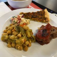 Blumenkohlsuppe, Quiche, Kichererbsen Curry, Home Made Saitan, Bulgur Salat  at DaTerra - Mercado Beira Rio in Vila Nova De Gaia