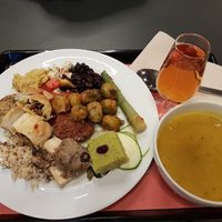 Full plate + organic white port wine + vegetable soup at DaTerra - Mercado Beira Rio in Vila Nova De Gaia