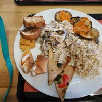 Platos calientes, segunda ronda (repetí hummus y wrap) at DaTerra - Mercado Beira Rio in Vila Nova De Gaia