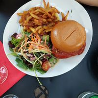 The vegan burger with fries and salad at Le Cul de Poule in Avignon