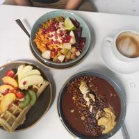 All vegan breakfast: a savory bowl, vegan waffle and vegan Pamela reif smoothie bowl at Claus Eismanufaktur & Deli in Stuttgart