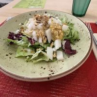 Salat mit Hummus, Baumnüssen, Zwiebeln 👍  at Veggie Penguin in Tenerife