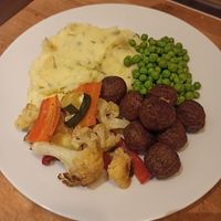 Quick and comfy home-made dinner using vegan "meatballs" from IKEA at IKEA in Bydgoszcz