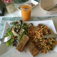 Menu of the day: vegan "paella" pasta and gazpacho at Kuki's in Viella
