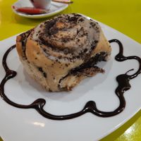 oreo cinnamon roll at Freedom Cakes Bakery in Madrid