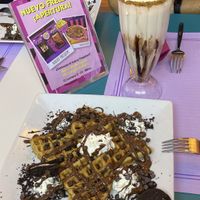 Waffles con chocolate 😍 at Freedom Cakes Bakery in Madrid
