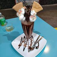 Cup with ice cream and cake at Freedom Cakes Bakery in Madrid